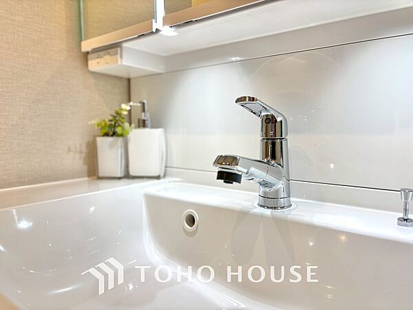 【Wash basin】十分な大きさの洗面台は収納もさる事ながら、身だしなみチェックや歯磨きなど、朝の慌ただしい時間でもホテルライクなスペースで余裕とゆとりを感じて頂けます。
