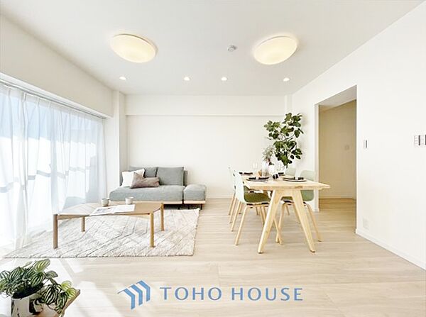 ◆居心地のいい暮らし◆には欠かせない眩い採光。ゆったりとした幅の窓からこの空間に降り注ぐ採光が絶えない。明るいリビングこそ居心地のいい暮らしが待っているのだと思う。