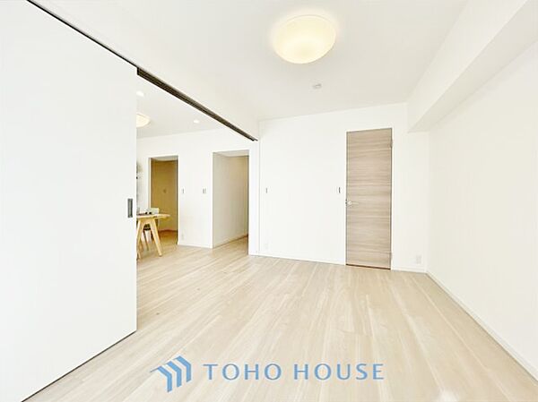 ◆窓を開けると◆冷涼な風、そよぐリビング。だんらんの場所はここから始まり、ここで終わる。家族の笑顔が集う素敵な場所だから、こだわり抜いた思いが詰まっているのだと思う。