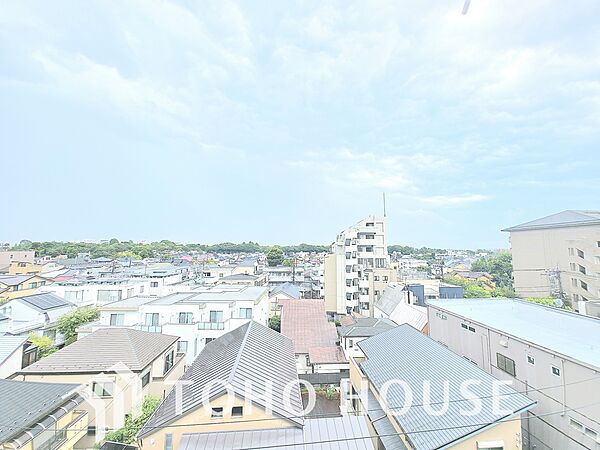周囲に高い建物が少ないため、空が広く見渡せます。開放感があり、日当たりも良好です。都会にいながらも、空の広がりを感じられる眺望は、日々の生活に癒しを与えてくれるでしょう。