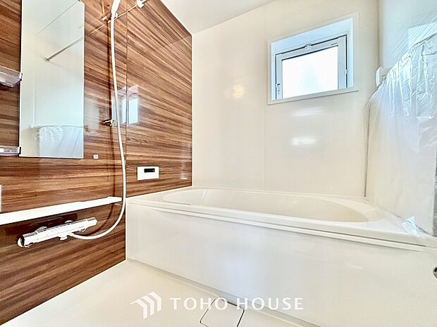 【Bathroom】奥行きが長く足を延ばしてもラクラクのスペース。体の大きい方でも嬉しいワイドサイズ。また、カビが付きにくく軽くこすれば簡単に落ちるお掃除ラクラク仕様です。