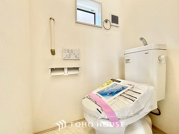 【Toilet】トイレも全て新品に交換されており、清々しく新生活を始めることができます。白基調の清潔感のある空間に生まれ変わりました。