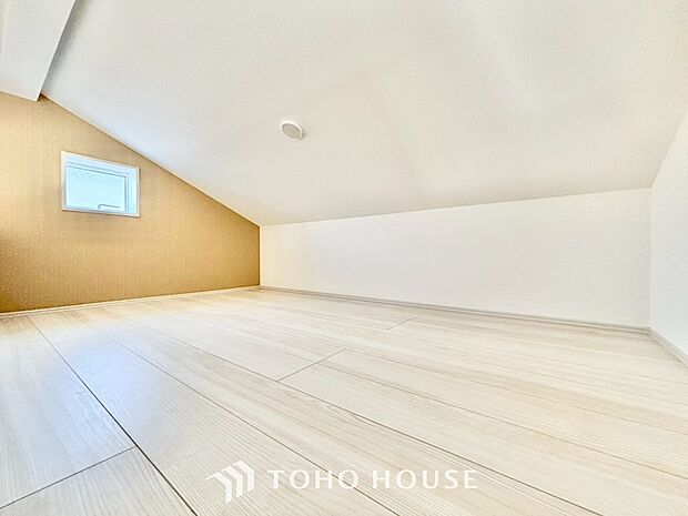 【色彩】この空間に放たれた光は華美なまでに演出されたデザイン。流れる時をより芳醇なコーヒーの様な色彩奏でるアダージョ。そして情景豊かな作品のような暮らしがイメージできる。