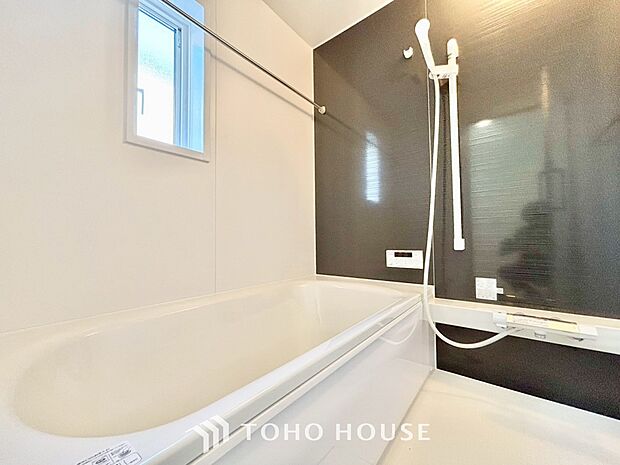 【Bathroom】奥行きが長く足を延ばしてもラクラクのスペース。体の大きい方でも嬉しいワイドサイズ。また、カビが付きにくく軽くこすれば簡単に落ちるお掃除ラクラク仕様です。