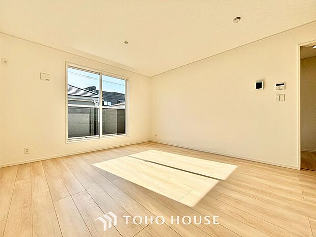 【悠久の時】家族への思いを抱きながら、平和に過ごす悠久の時。あたかかく感じるのは、日当たりだけではない。広く和やかに暮らせる空間と、家族の存在を噛みしめて