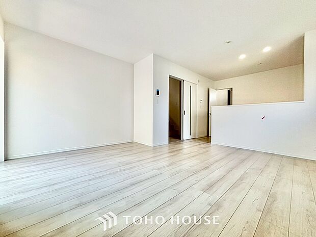 【リビングルーム】天井に埋められた連続する眩い光－ダウンライト。それはまるでフライト航路のアプローチライトのように優美でロマン溢れるポジショニング。