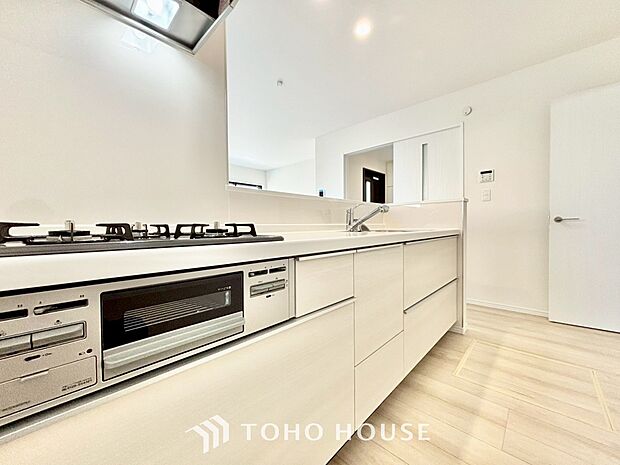 【素敵な空間】君の姿に一瞬足を止めていた。美しくて惑わされてしまった自分が信じられない位素敵な空間。そしてこの空間に君がいて喜び歌を歌う僕が燥いでいる。