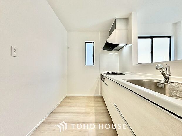 【居心地のいい暮らし】には欠かせない眩い採光。ゆったりとした幅の窓からこの空間に降り注ぐ採光が絶えない。明るいリビングこそ居心地のいい暮らしが待っているのだと思う。