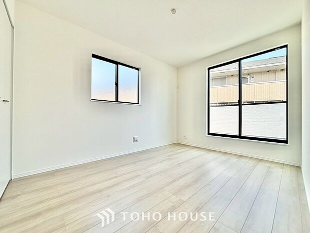 【木漏れ日】の様な採光が優しく足元を照らし、心地いい暮らしの道しるべを写し出す。この空間で過ごす家族との語らいの時間がとても素敵で幸せを感じるかもしれない。