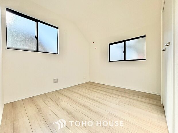 【季節外れのホームホリディ】喧噪から離れ広々したリビングでゆったりと過ごす。そんな寛いだ休日もあっていい。だって『何もしない時を楽しむ』そんな贅沢な時間を愛する家族と堪能できるのだから。