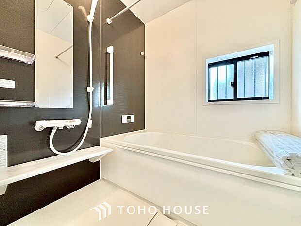 【Bathroom】奥行きが長く足を延ばしてもラクラクのスペース。体の大きい方でも嬉しいワイドサイズ。また、カビが付きにくく軽くこすれば簡単に落ちるお掃除ラクラク仕様です。