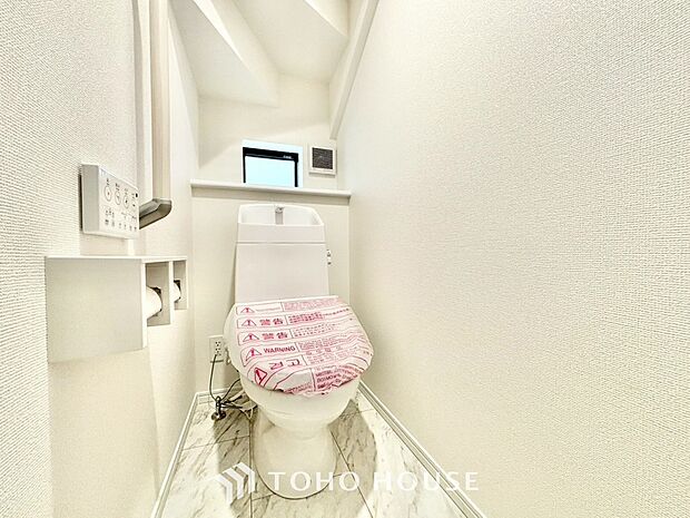 【Toilet】トイレも全て新品に交換されており、清々しく新生活を始めることができます。白基調の清潔感のある空間に生まれ変わりました。