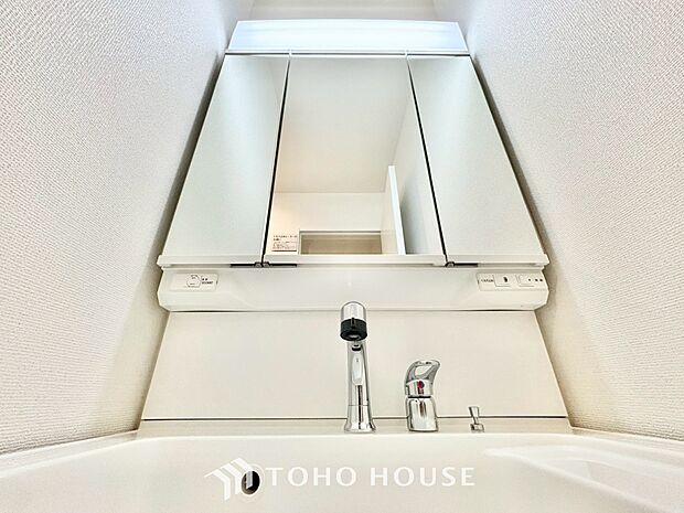 【Wash basin】十分な大きさの洗面台は収納もさる事ながら、身だしなみチェックや歯磨きなど、朝の慌ただしい時間でもホテルライクなスペースで余裕とゆとりを感じて頂けます。