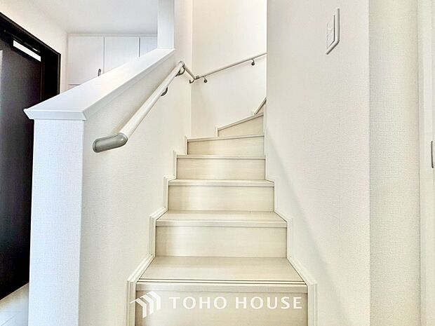 【色彩】この空間に放たれた光は華美なまでに演出されたデザイン。流れる時をより芳醇なコーヒーの様な色彩奏でるアダージョ。そして情景豊かな作品のような暮らしがイメージできる。