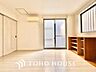 リビング/ダイニング：【LIVING】◆眩い◆光が燦々と入り、家族の笑顔を照らす。「いつまでも続いて」と願う夢のような毎日がここにある。