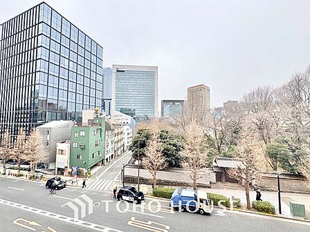 バルコニーからの眺望は開放感にあふれ、心安らぐひととき。