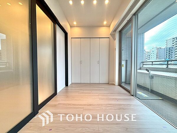 風の通り道。舞い込んでくる風が優しく躍り、室内に爽やかな空気を運んでくる。