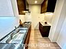 キッチン：手元の収納から、足元の収納までが全てスライド式で、奥のスペースまで有効に活用できます。奥まで上から見渡せるので、たまにしか使わない調理器具もサッと取出せます。