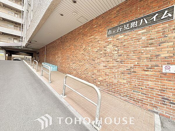 ここはみんなが集い、食事と楽しい会話が始まる場所。話に夢中になりすぎて、ついつい時を忘れ、夜半過ぎになってしまう。そんな束の間の幸せを感じさせてくれます。