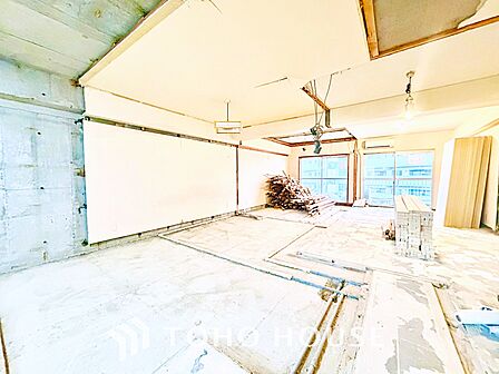 大きな窓から差し込む陽光が心地よい、家族が自然と集まる開放的なリビング空間です。