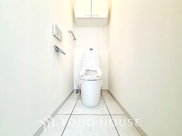 【toilet】トイレットペーパーの使用回数を減らせることです。 シャワートイレを使用すれば、洗浄して汚れを落とすことができるため、トイレットペーパーの使用を最小限にとどめることができます。