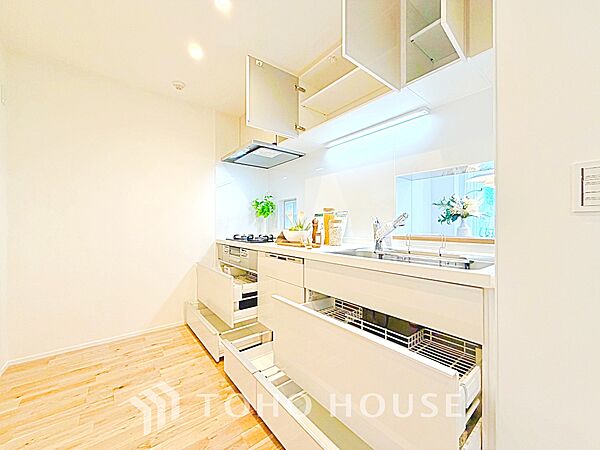 【Kitchen】美しく使いやすいキッチンは油汚れが簡単に拭き取れる素材で加工されており、浄水器シャワーから流す水の音を軽減する静かなシンクを採用。
