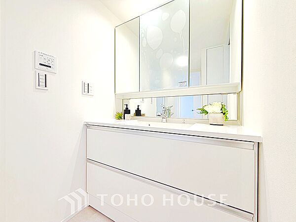 【Wash basin】十分な大きさの洗面台は収納もさる事ながら、身だしなみチェックや歯磨きなど、朝の慌ただしい時間でもホテルライクなスペースで余裕とゆとりを感じて頂けます。