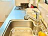 設備：【Kitchen】浄水器内蔵・可動式のシャワーヘッド。水はねや大きな洗い物も計算したシンク。システムキッチンは家事をずっと楽にしてくれる。