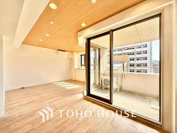 ◆木漏れ日◆の様な採光が優しく足元を照らし、心地いい暮らしの道しるべを写し出す。この空間で過ごす家族との語らいの時間がとても素敵で幸せを感じるかもしれない。