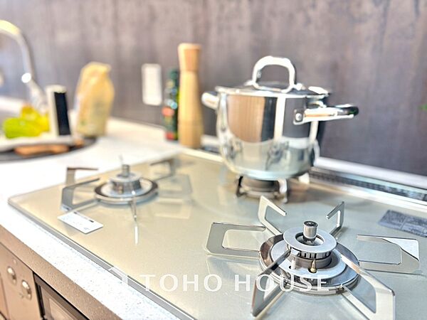 毎日料理をする、料理が好き、家族が多くて量を作る必要がある、等の方々にとっては必須の3口コンロ。同時進行で効率アップはもちろん鍋を移動する回数が減り、無駄な動きを軽減することが出来ます。