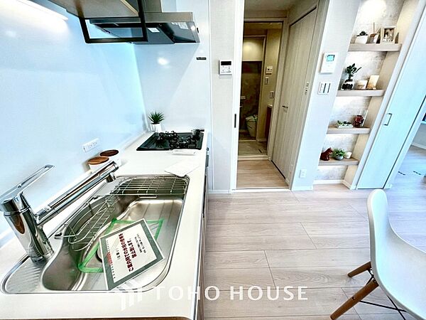 キッチンは家族の絆を育む大切な空間。シンプルで使い易いシステムキッチンで愉しく作る料理は愛情のある美味しいご馳走に。家族で使えるダイニングキッチンです。