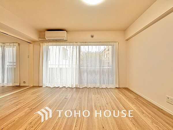居心地のいい暮らしには欠かせない眩い採光。ゆったりとした幅の窓からこの空間に降り注ぐ採光が絶えない。明るいリビングこそ居心地のいい暮らしが待っているのだと思う。