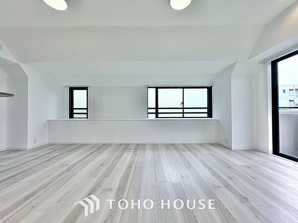 居心地のいい暮らしには欠かせない眩い採光。ゆったりとした幅の窓からこの空間に降り注ぐ採光が絶えない。明るいリビングこそ居心地のいい暮らしが待っているのだと思う。