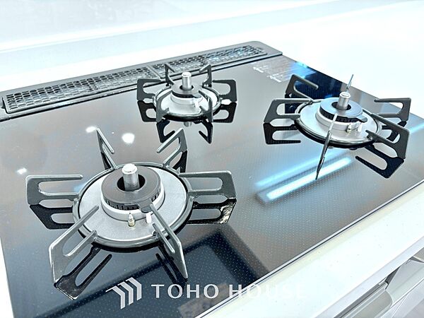 キッチンは家族の絆を育む大切な空間。シンプルで使い易いシステムキッチンで愉しく作る料理は愛情のある美味しいご馳走に。家族で使えるダイニングキッチンです。