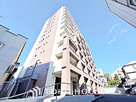 居心地のいい暮らしには欠かせない眩い採光。ゆったりとした幅の窓からこの空間に降り注ぐ採光が絶えない。明るいリビングこそ居心地のいい暮らしが待っているのだと思う。