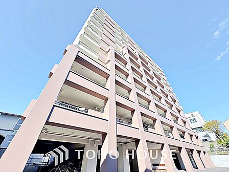 風の通り道。舞い込んでくる風が優しく躍り、室内に爽やかな空気を運んでくる。そこに季節の息吹を感じて、いまがどんな季節なのかを実感する。