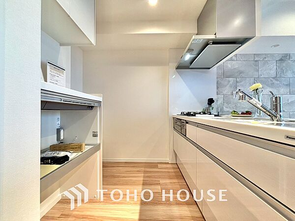 ◆愛育◆キッチンは家族の絆を育む大切な空間。シンプルで使い易いSystemKitchenで愉しく作る料理は愛情のある美味しいご馳走に。家族で使える広々としたダイニングキッチンです。