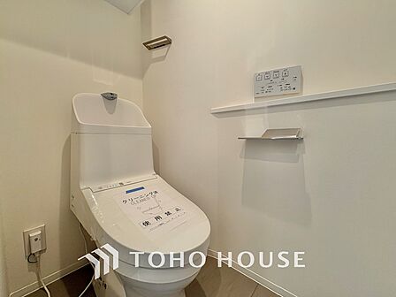 清潔感あるホワイト調のクロスと温もり溢れるモダンカラーの床材が見事に調和した本邸宅は、毎日の生活を少しでも快適に過ごして頂ける様に落ち着いた雰囲気作りから行っています。
