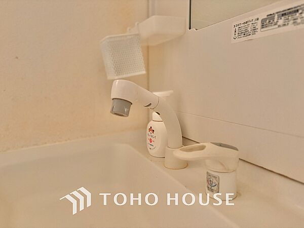 気持ちの良い朝をつくりだし、夕方には笑顔を取り戻させてくれるミラー。パウダールームはいつでも本来の自分を取り戻せる空間。明るく仕上げてあります。