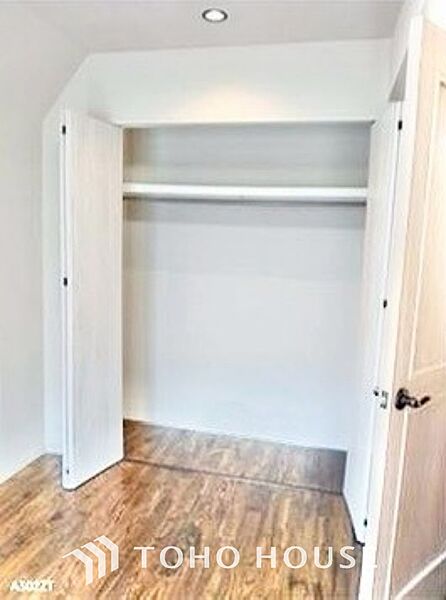 ◆木漏れ日◆の様な採光が優しく足元を照らし、心地いい暮らしの道しるべを写し出す。この空間で過ごす家族との語らいの時間がとても素敵で幸せを感じるかもしれない。