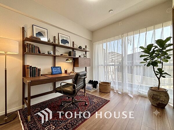 ※生成AIによるイメージです。家具・小物は販売価格に含まれません。風の通り道。舞い込んでくる風が優しく躍り、室内に爽やかな空気を運んでくる。そこに季節の息吹を感じて、いまがどんな季節なのかを実感する。