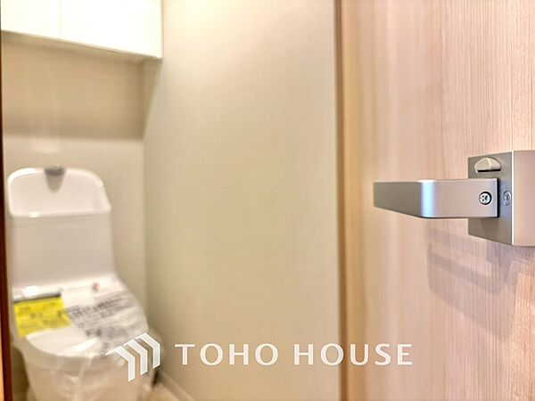 清潔感あるホワイト調のクロスと温もり溢れるモダンカラーの床材が見事に調和した本邸宅は、毎日の生活を少しでも快適に過ごして頂ける様に落ち着いた雰囲気作りから行っています。