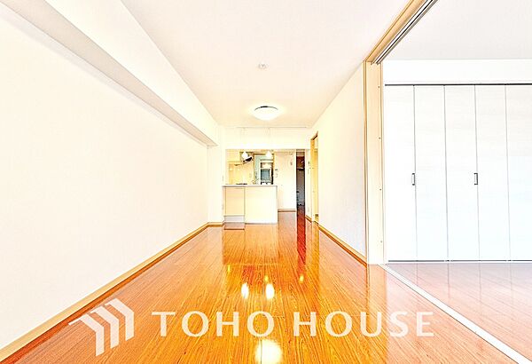 ここはみんなが集い、食事と楽しい会話が始まる場所。話に夢中になりすぎて、ついつい時を忘れ、夜半過ぎになってしまう。そんな束の間の幸せを感じさせてくれます。