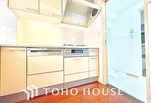 ◆愛育◆キッチンは家族の絆を育む大切な空間。シンプルで使い易いSystemKitchenで愉しく作る料理は愛情のある美味しいご馳走に。家族で使える広々としたダイニングキッチンです。