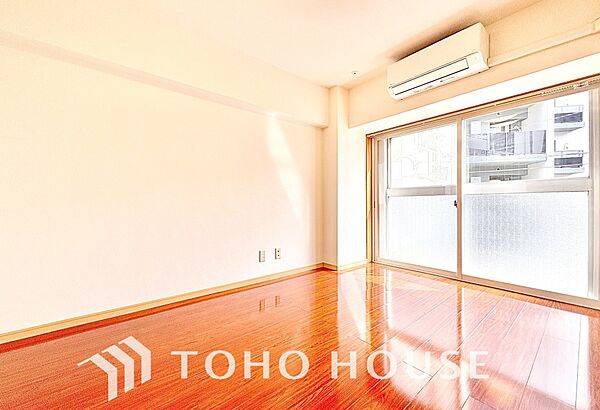 風の通り道。舞い込んでくる風が優しく躍り、室内に爽やかな空気を運んでくる。そこに季節の息吹を感じて、いまがどんな季節なのかを実感する。