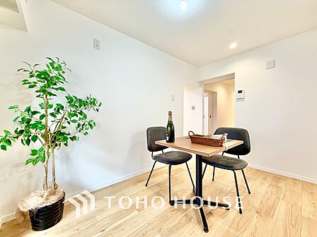 ◆木漏れ日◆の様な採光が優しく足元を照らし、心地いい暮らしの道しるべを写し出す。この空間で過ごす家族との語らいの時間がとても素敵で幸せを感じるかもしれない。