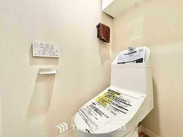 ◆トイレ◆トイレも全て新品に交換されており、清々しく新生活を始めることができます。白基調の清潔感のある空間に生まれ変わりました。
