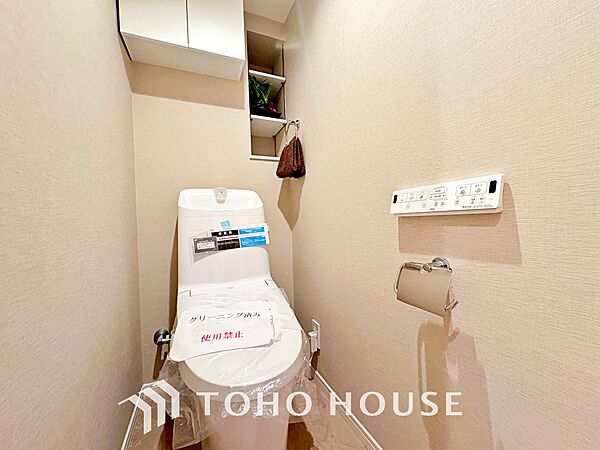 清潔感あるホワイト調のクロスと温もり溢れるモダンカラーの床材が見事に調和した本邸宅は、毎日の生活を少しでも快適に過ごして頂ける様に落ち着いた雰囲気作りから行っています。