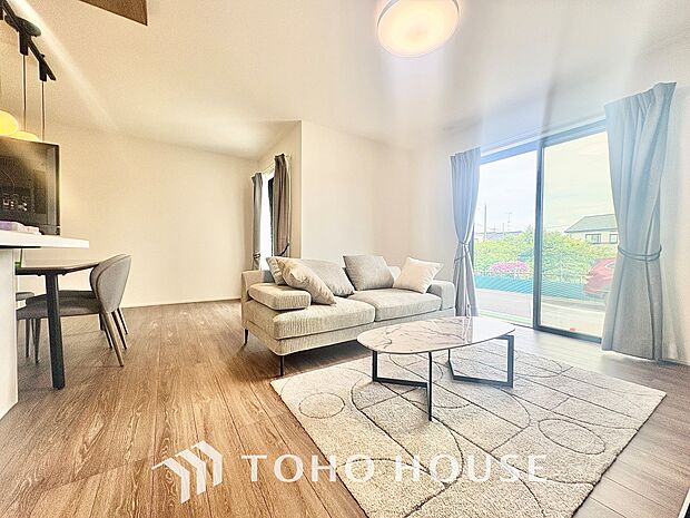 ※本画像はモデルルームです。実際の仕様・仕上げとは異なる場合がございます。【LIVING】◆住む喜び、楽しさ、感動◆を君と共有したい。いつまでもずっと家族を見渡せるこの広い空間で。