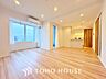 室内：◆サンサンと◆差し込む太陽の光がこのリビングに笑いをもたらす。ソファの上のクッションがポカポカした暖気にぬくぬくと微睡んでいる。